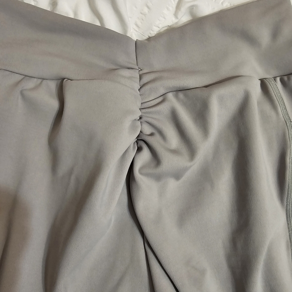 CLS SPORTSWEAR V back pocket leggings with srunch butt . - Picture 4 of 10